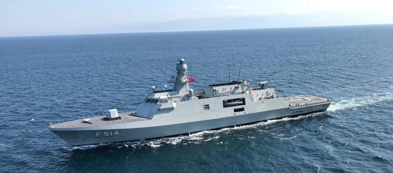 Τουρκική κορβέτα κλάσης Ada περνά το στενό της Χίου